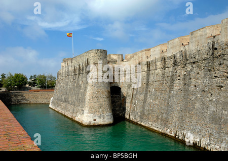 Mittelalterliche Stadtmauer oder Königsmauer von Ceuta, Murallas Reales (962-c 18) Festung & Burggraben, Ceuta, Spanien Stockfoto