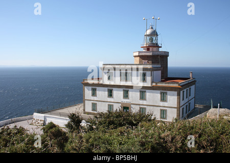 Leuchtturm am Cabo Finisterre, Cap Fisterra, Galicien, Spanien von oben mit einem ruhigen Atlantic Blick hinter Stockfoto