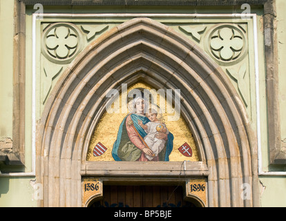 Mosaik über dem Eingang zum gotische Franziskanerkirche am Fő Tér Platz in Keszthely, Ungarn Stockfoto