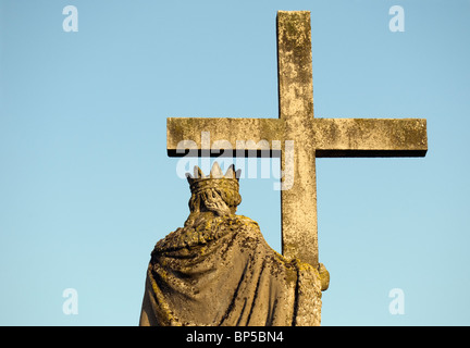 Barocke Statue der Jungfrau Maria Holding Cross im Festetics Palace (Helikon Schlossmuseum) in Keszthely, Ungarn Stockfoto