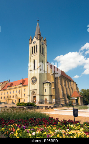 Gotische Pfarrkirche Franziskanerkirche (Magyarok Nagyasszonya Templom) am Fő Tér Platz in Keszthely, Ungarn Stockfoto