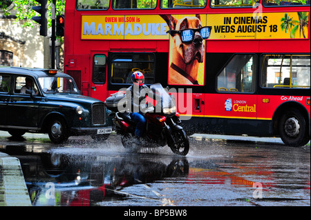 Fahrzeuge fahren durch Pfützen macht einen großen Sprung Stockfoto