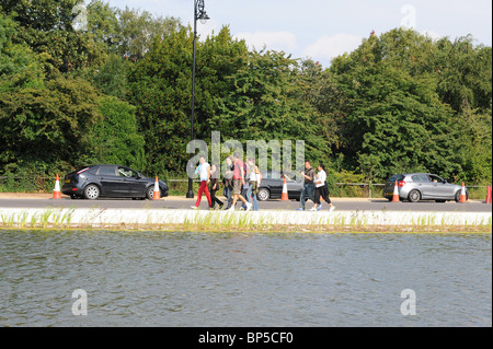 Hampstead.  Neue Look Whitestone Teich enthält neue Beleuchtung, York Steinpflaster, Sitzmöbel, neue Filtersysteme, Rasenflächen Stockfoto