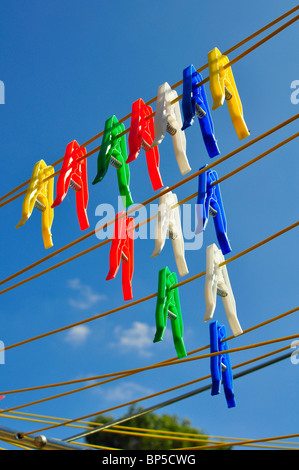 Wäscheklammern, Wäscheleine mit blauem Himmel hängen Stockfoto