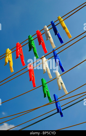 Wäscheklammern, Wäscheleine mit blauem Himmel hängen Stockfoto