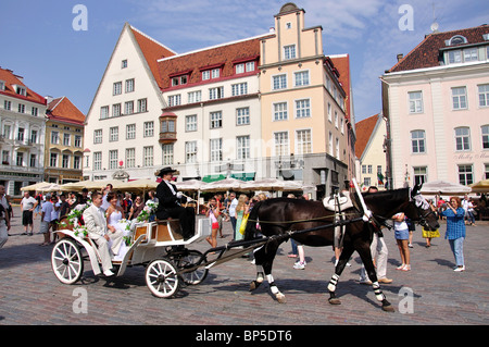 Hochzeit Kutsche im Rathausplatz, Old Town, Harjumaa, Estland Stockfoto