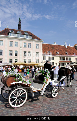 Hochzeit Kutsche im Rathausplatz, Old Town, Harjumaa, Estland Stockfoto