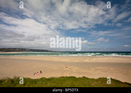 Kitesurfer bereitet seine Ausrüstung für extreme action Stockfoto