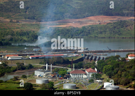 Luftaufnahme über dem Kraftwerk Panamakanal Stockfoto