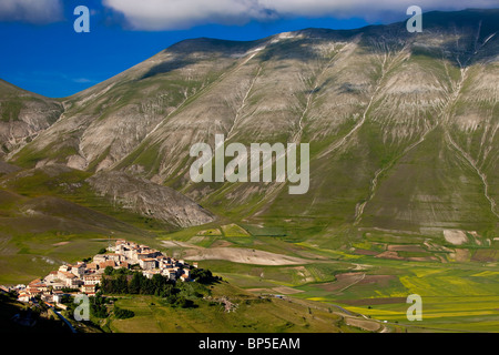 Mittelalterliche Stadt von Castelluccio in den Monti Sibillini Nationalpark, Umbrien Italien Stockfoto