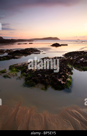 Abenddämmerung Seelandschaft von Polzeath Strand mit Blick in Richtung Stepper Point an der Mündung des Camel-Mündung, North Cornwall. Stockfoto
