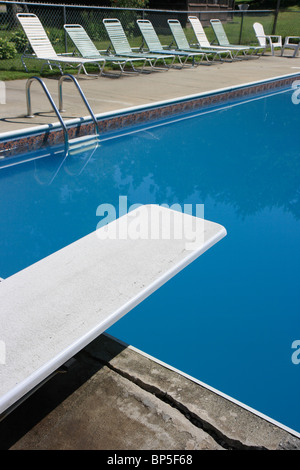 Schwimmbad-Sprungturm und Liegestühle, Bar Harbor, USA Stockfoto