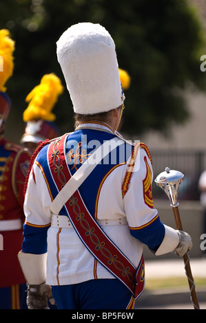 Drum Major führt eine Band an der La Habra Mais Festival parade Stockfoto