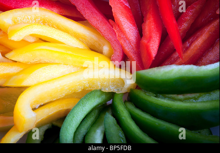 Nahaufnahme von roten, gelben und grünen Paprika Scheiben. Stockfoto