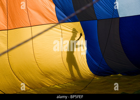 Mann Silhoutted gegen ein Heißluftballon auf dem jährlichen Balloona Vista Festival, Buena Vista, Colorado, USA Stockfoto