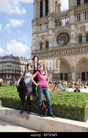 3 junge Frauen posieren vor Notre Dame Paris Frankreich Stockfoto