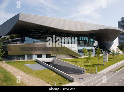 Das BMW Museum liegt in der Nähe der Olympiapark in München und wurde 1972 kurz vor den Olympischen Spielen eröffnet gegründet. Stockfoto