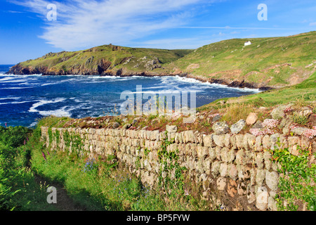 Trockenmauer am Cape Cornwall in der späten Nachmittag Sommersonne mit Porth Ledden und Kenidjack Head in der Ferne. Stockfoto