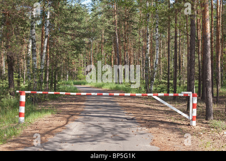 Die hölzerne Barriere eine blockierende Weg zum Holz Stockfoto