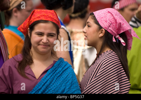 Zwei weibliche Darsteller aus dem Stück "Joseph und das erstaunliche Technicolor Dreamcoat" Stockfoto