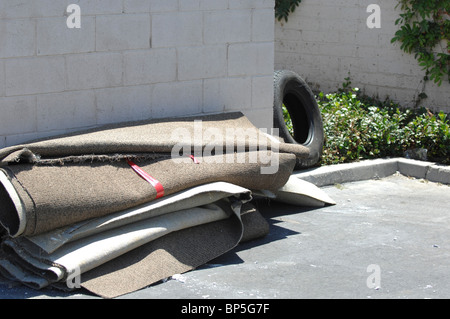 Teppich und Reifen geworfen hinter einem Gebäude in der Nähe von den Büros der US-Vertreter Ed Royce in Orange, Kalifornien. Stockfoto