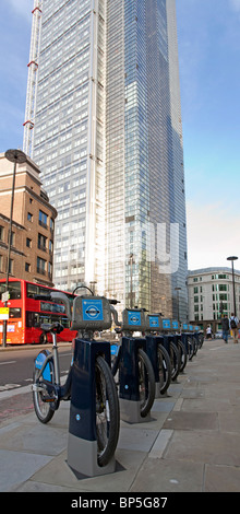 Barclays-Fahrradverleih Docking Bay & Heron-Tower - City of London Stockfoto