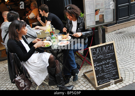 Mit einer Mahlzeit im Restaurant Paris, Paris Frankreich Stockfoto