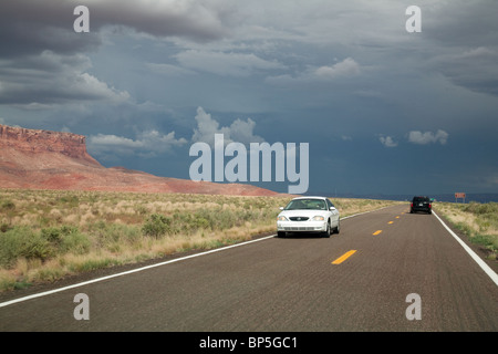 Autos auf dem Highway 89, Vermilion Cliffs Bereich, Arizona, USA Stockfoto