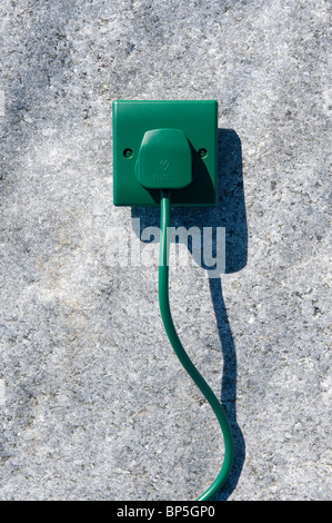 Grüner Strom, Kabel, Stecker und Steckdose Stockfoto