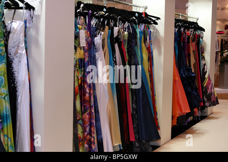 Damen-Kleidung auf dem Display an th Kleidung zeigen Stockfoto
