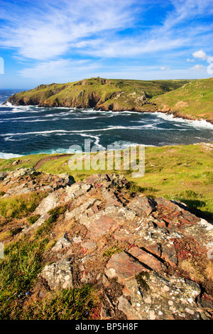 Cape Cornwall in der späten Nachmittag Sommersonne mit Porth Ledden und Kenidjack Head in der Ferne. In der Nähe von St Just, Cornwall Stockfoto