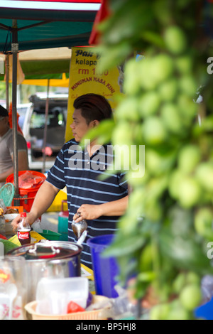 Essen auf der Anzeige auf dem Nachtmarkt Taman Tun in Kuala Lumpur Buchladen Stockfoto