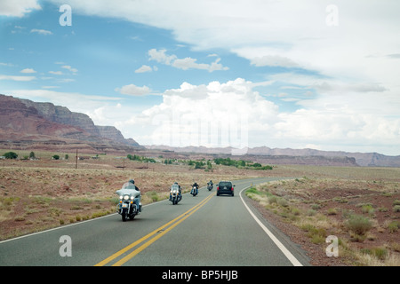 Autos und Motorräder, Highway 89, Vermilion Cliffs Bereich, Arizona, USA Stockfoto