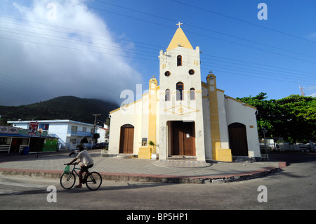 Eine katholische Kirche in Armaçao do Sul, einem kleinen Dorf im südlichen Teil der Ilha Santa Catarina in der Nähe von Florianopolis in Brasilien. Stockfoto