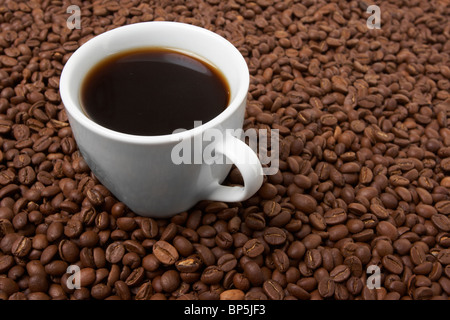 Tasse mit Kaffee, kostet auf Kaffee Korn Stockfoto