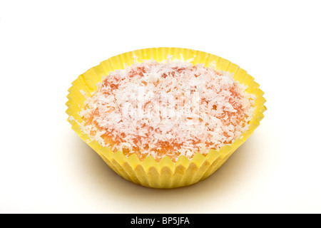 Hausgemachtes Kokosnuss und Marmelade Cupcake isoliert gegen weiße Schwamm. Stockfoto