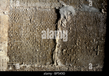 649. KIRCHE DES HEILIGEN GRABES, KREUZE EINGRAVIERT DIE STEINMAUERN DER KIRCHE VON CRUSSADER SOLDATEN UND PILGER Stockfoto