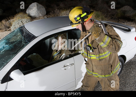 Feuerwehrmann retten Auto Unfallopfer Stockfoto