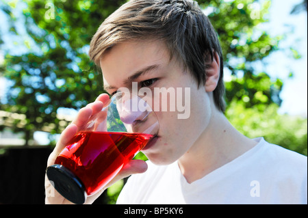 Junge mit einem Glas Limonade in einem heißen Sommertag. Stockfoto