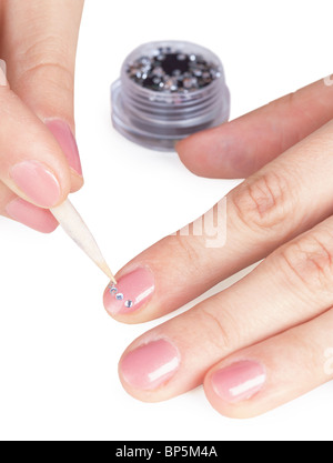 Prozess der kleine eine Paste auf einem Nagel kleben hautnah Stockfoto