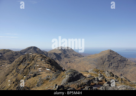 Den schottischen Bergen der Sgurr Na Ba Glaise, Rois Bheinn und eine Stac von Druim Fiaclach gesehen. Stockfoto