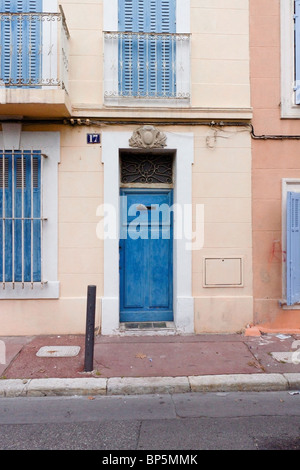 Haus Fassade in Marseille, blasse blaue Tür mit Fensterläden Stockfoto