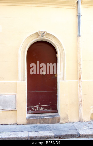 schlichte Fassade Tür in Marseille, rot-braun Stockfoto
