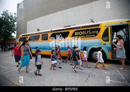 Die BioBus besucht eine Schule-Sommerprogramm in Astoria in Queens in New York Stockfoto