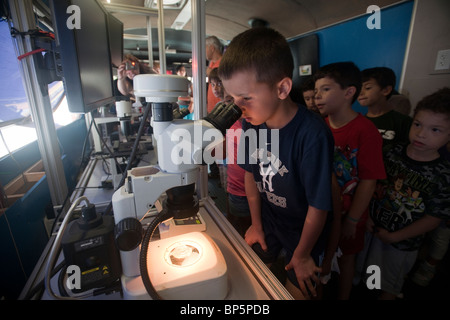 Die BioBus besucht eine Schule-Sommerprogramm in Astoria in Queens in New York Stockfoto