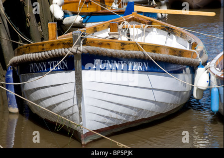 Angelboot/Fischerboot vor Anker im Hafen Blakeney, North Norfolk, england Stockfoto