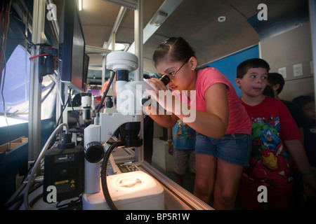 Die BioBus besucht eine Schule-Sommerprogramm in Astoria in Queens in New York Stockfoto