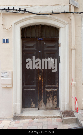 doppelte Türnummer 1 in Marseille schwarz Stockfoto