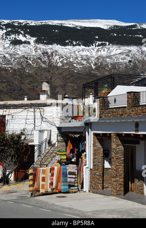 Shop Verkauf hergestellt werden Teppiche in der Hauptstraße, Capileira, Las Alpujarras, Provinz Granada, Andalusien, Südspanien, Westeuropa Stockfoto