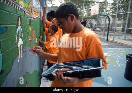 Freiwillige und Schüler malen eine Wandbild gegen Mobbing an einer Mittelschule in New York Stockfoto